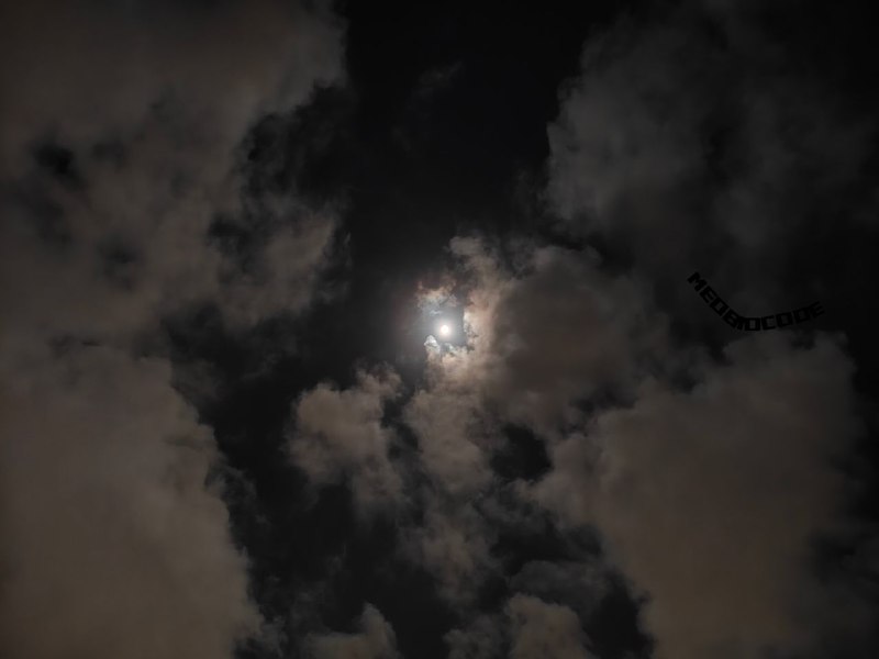 今天中秋，和家人打了电话，去江边逛了逛，很凉快，很悠闲，但还是觉得不是那么开心，不知道为什么